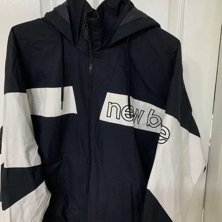 [SOLD OUT] 뉴발란스 블랙/화이트 후드 바람막이 여m