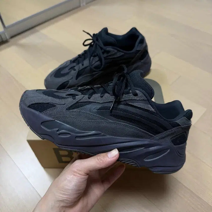 [BUNJANG] Adidas Yeezy Boost 700 V2 Sneakers / 이지 부스트 700 V2 반타