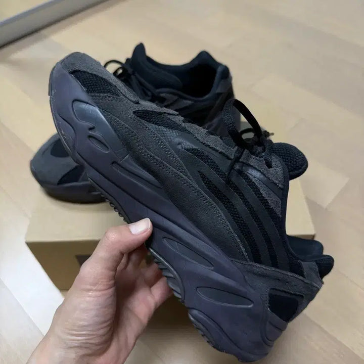 [BUNJANG] Adidas Yeezy Boost 700 V2 Sneakers / 이지 부스트 700 V2 반타