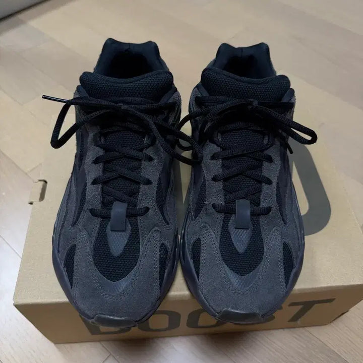 [BUNJANG] Adidas Yeezy Boost 700 V2 Sneakers / 이지 부스트 700 V2 반타