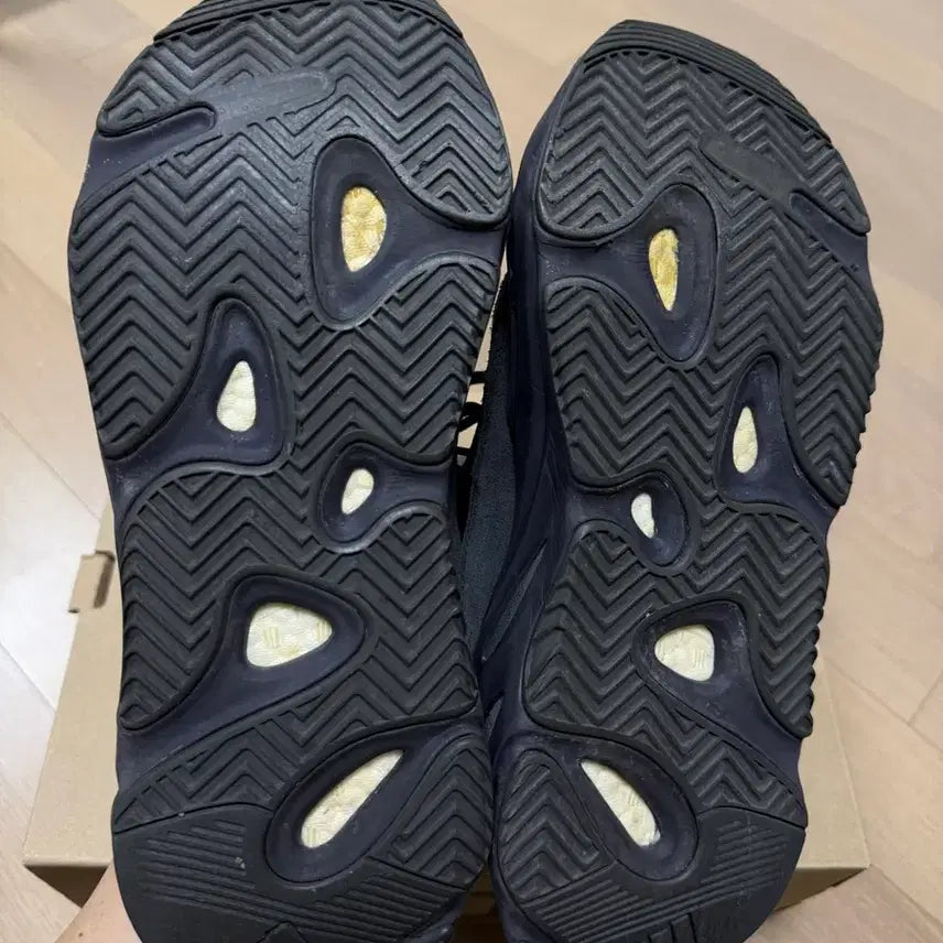 [BUNJANG] Adidas Yeezy Boost 700 V2 Sneakers / 이지 부스트 700 V2 반타