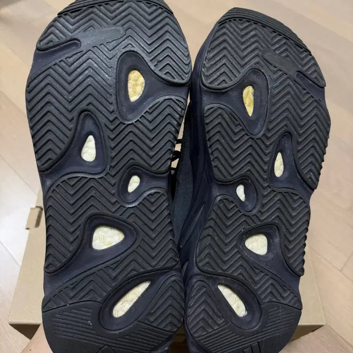 [BUNJANG] Adidas Yeezy Boost 700 V2 Sneakers / 이지 부스트 700 V2 반타