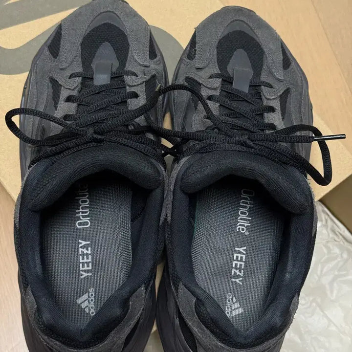 [BUNJANG] Adidas Yeezy Boost 700 V2 Sneakers / 이지 부스트 700 V2 반타