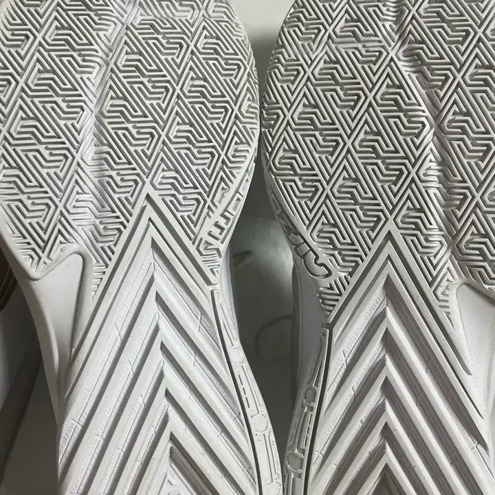 [SOLD OUT] 나이키 줌프릭5 화이트 275 농구화