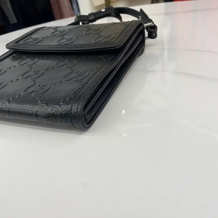 [BUNJANG] Gucci GG Emboss Messenger Crossbody Bag / 구찌 GG 엠보스 메신저 크로스백