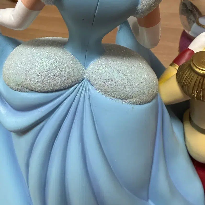[BUNJANG] Disney Cinderella Snow Globe Music Box Figure / 찐막할인!) 디즈니 신데렐라 스노우볼 오르골 피규어