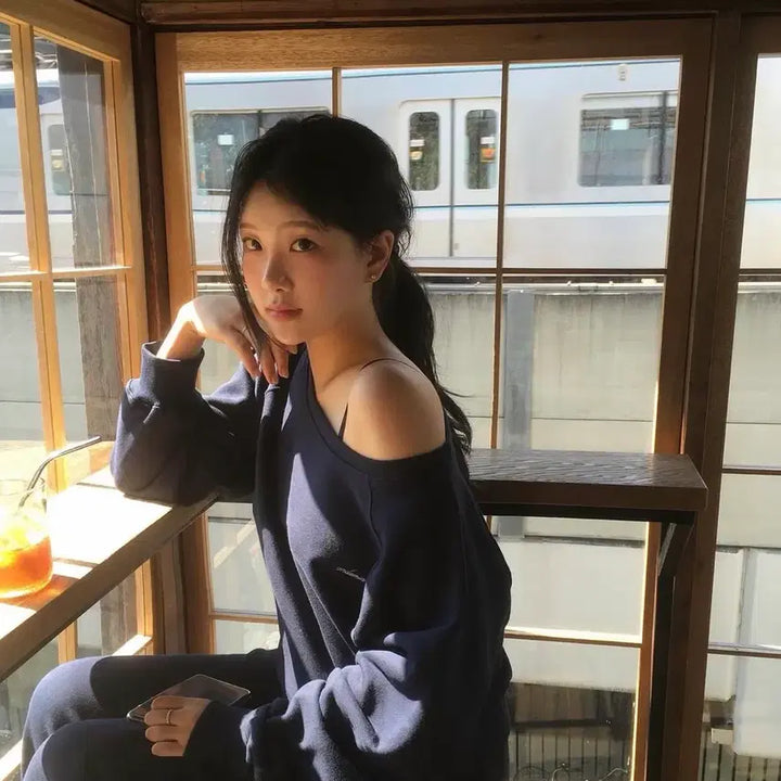 [BUNJANG] Onedmin Off Shoulder Sweatshirt / 온드민 off shoulder sweatshirts 언발 오프숄더 맨투맨
