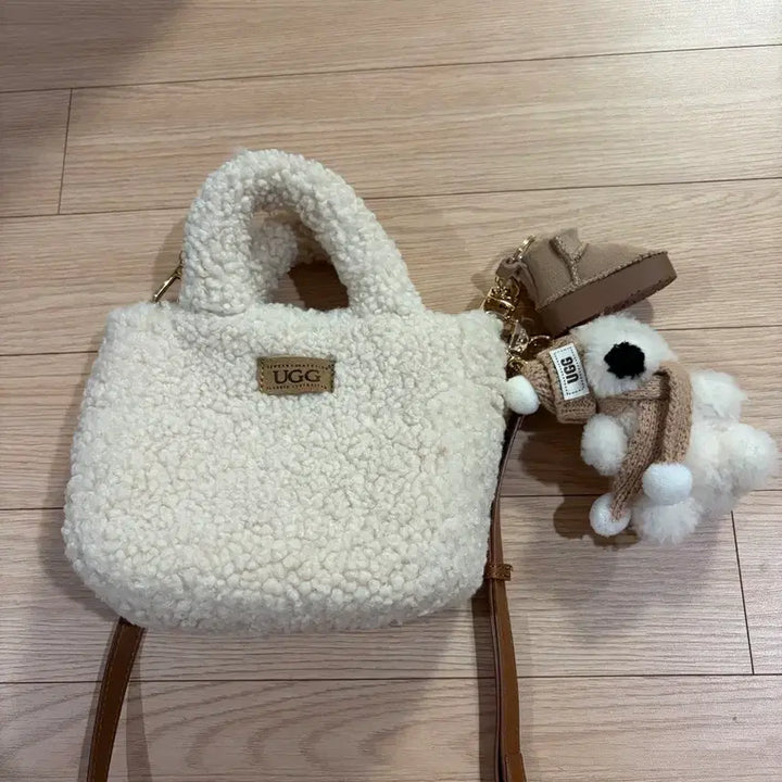 [BUNJANG] UGG Australia Sheepskin Mini Tote Bag + UGG Keyring Bundle Set / 오즈어그웨어 어그 양모 미니 토트백+어그키링, 베어키링 정품 새제품