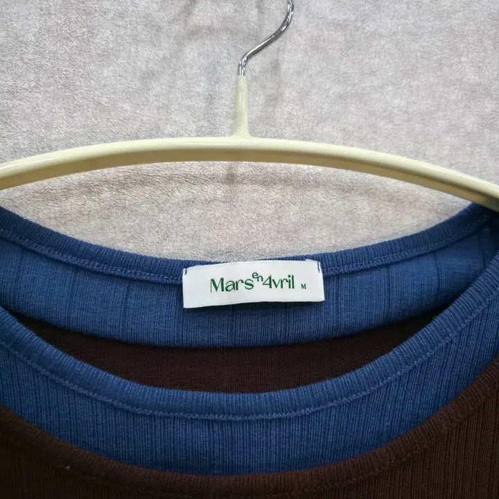 [SOLD OUT] 마스언에브릴  핑거홀 레이어드 셔링 티셔츠 Mars en Avril
