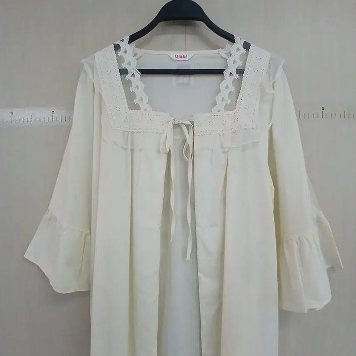 [SOLD OUT] 울랄라 흰색 레이스 장식 로브 가운
