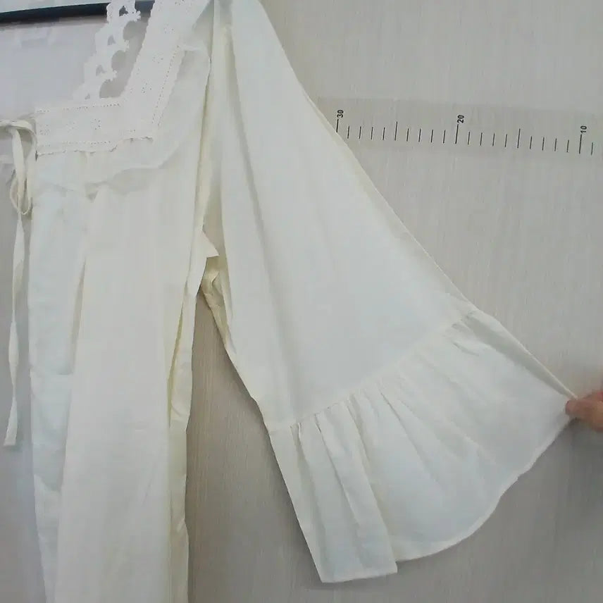 [SOLD OUT] 울랄라 흰색 레이스 장식 로브 가운