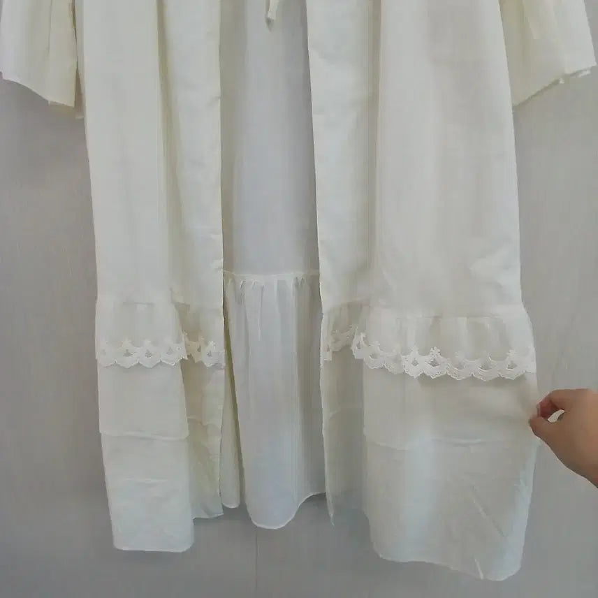 [SOLD OUT] 울랄라 흰색 레이스 장식 로브 가운
