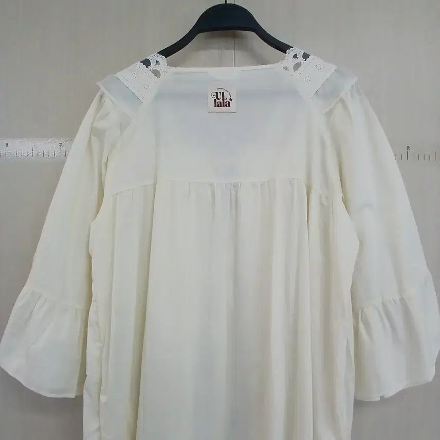 [SOLD OUT] 울랄라 흰색 레이스 장식 로브 가운