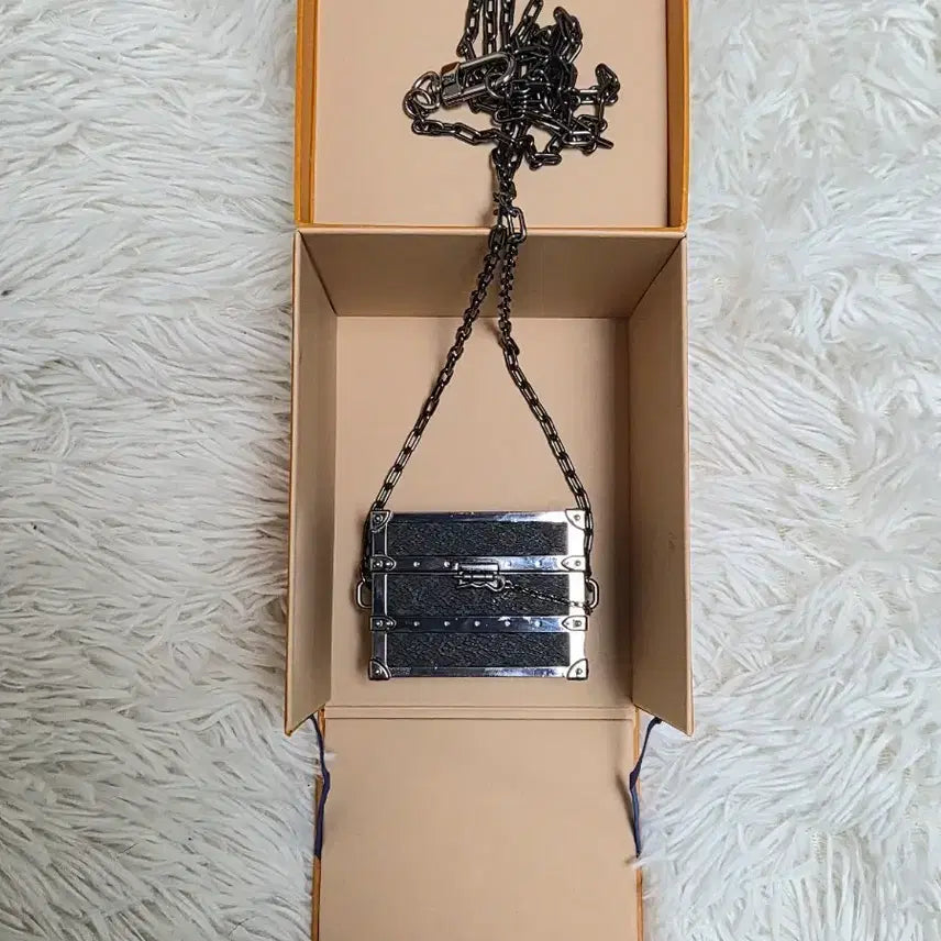 [BUNJANG] Louis Vuitton Monogram Eclipse Airpods Case / [OS] 루이비통 모노그램 이클립스 에어팟 케이스