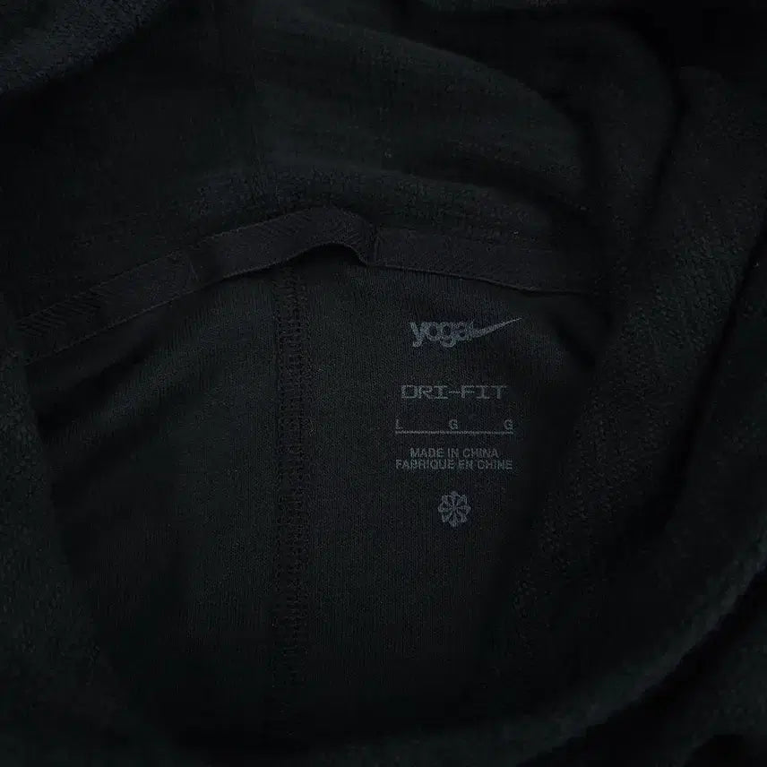 [SOLD OUT] 나이키 요가 블랙 스우시 로고 리플렉티브 드라이핏 코튼블렌드 후드 티셔츠