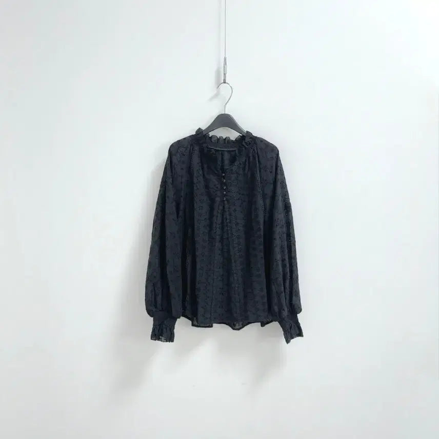 [BUNJANG] Deberota Eyelet Blouse / 드베로타 아일렛 블라우스
