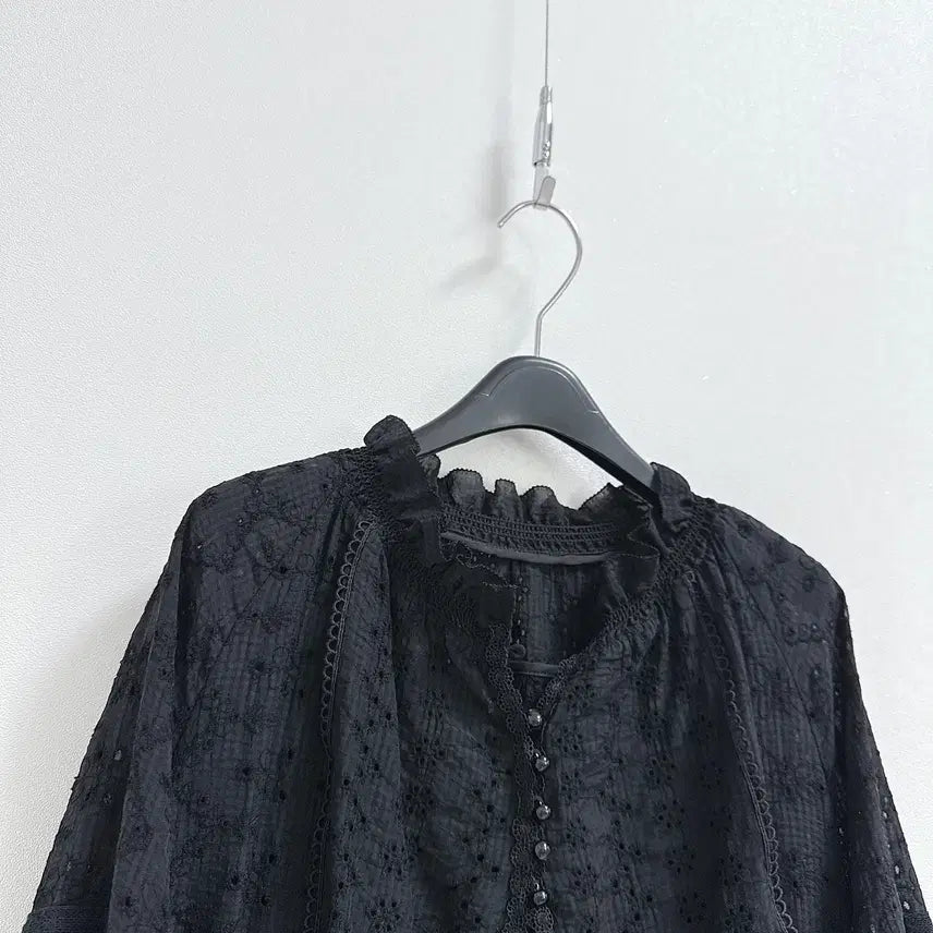 [BUNJANG] Deberota Eyelet Blouse / 드베로타 아일렛 블라우스