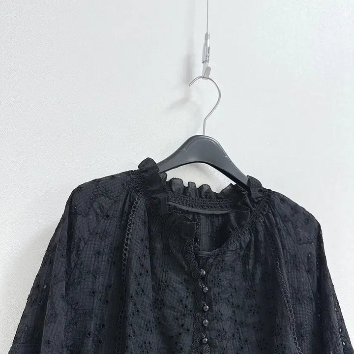 [BUNJANG] Deberota Eyelet Blouse / 드베로타 아일렛 블라우스