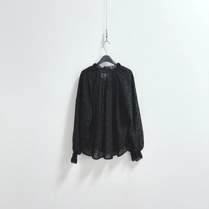 [BUNJANG] Deberota Eyelet Blouse / 드베로타 아일렛 블라우스