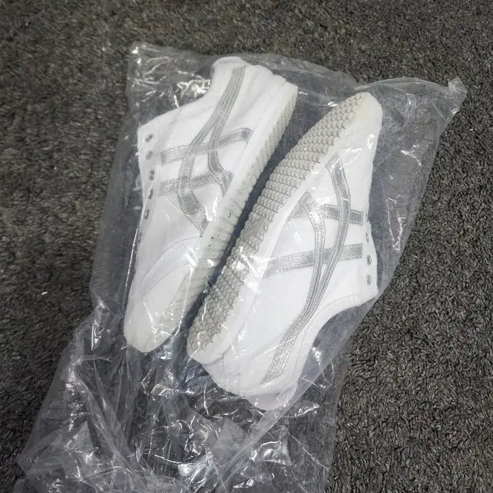 [BUNJANG] Onitsuka Tiger Mexico 66 White Silver Sneakers / 오니츠카타이거 멕시코66 흰은 250사이즈