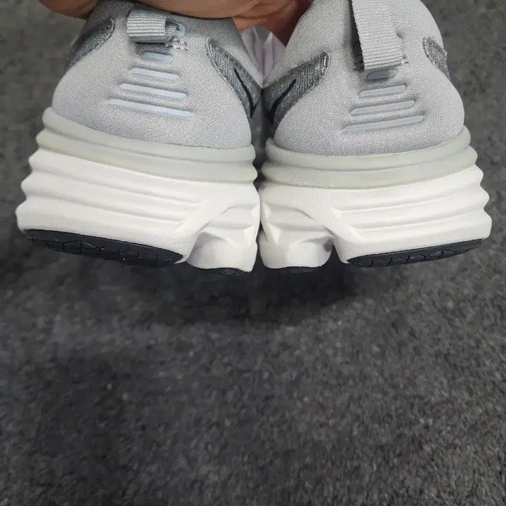 [SOLD OUT] 호카 본디8  280사이즈