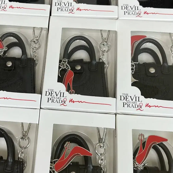 [BUNJANG] The Devil Wears Prada Bag, Airpods Keychain, Merchandise / (미개봉)악마는프라다를입는다2 가방 에어팟 키링 굿즈 롯데시네마 악프다