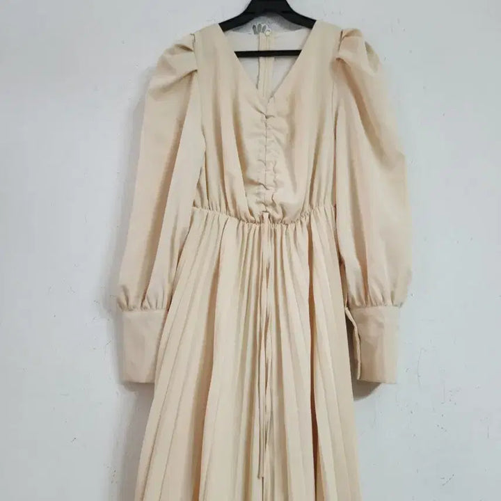 [BUNJANG] Ivory Long Pleated Dress with Puff Sleeves / 아이보리색 롱 플리츠 원피스 퍼프소매