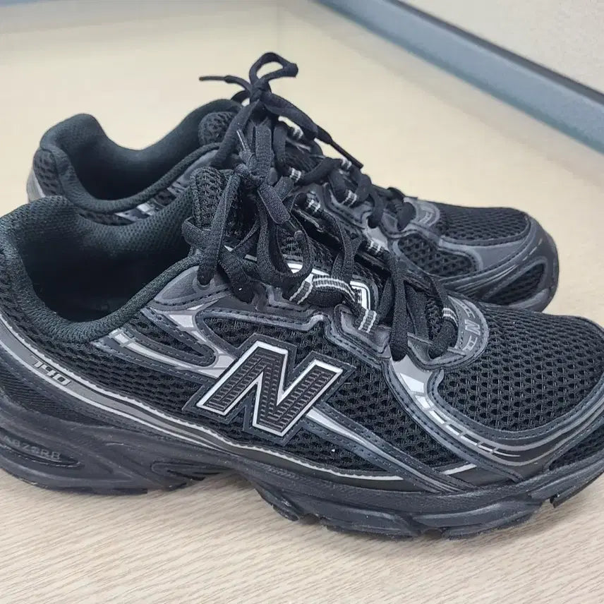 [SOLD OUT] 뉴발란스 740 블랙 255