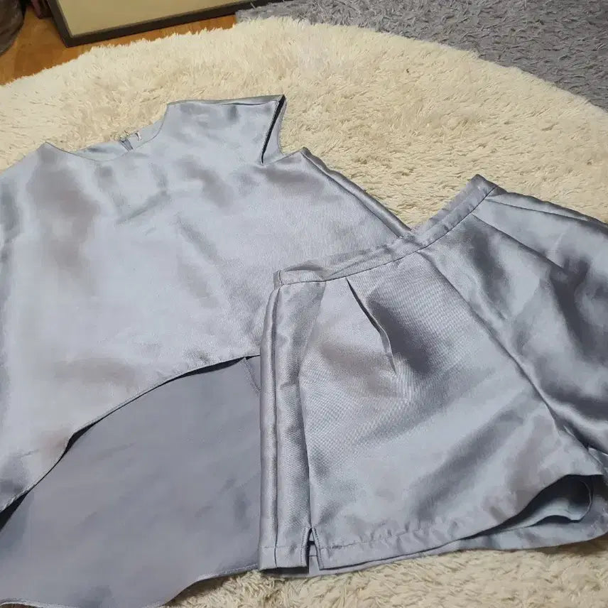 [BUNJANG] Silver Glossy Set Up Blouse and Shorts / 실버 광택 셋업 반팔 블라우스 반바지