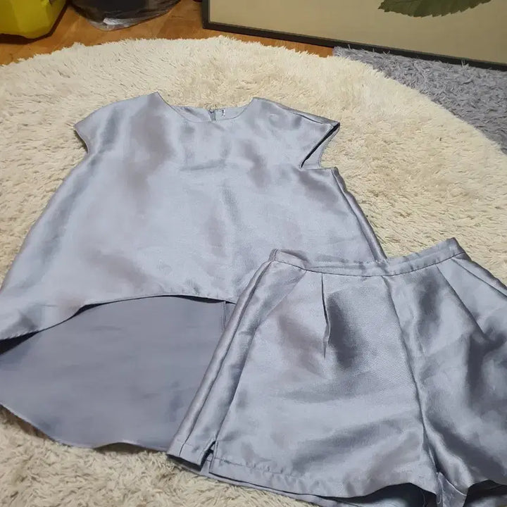 [BUNJANG] Silver Glossy Set Up Blouse and Shorts / 실버 광택 셋업 반팔 블라우스 반바지