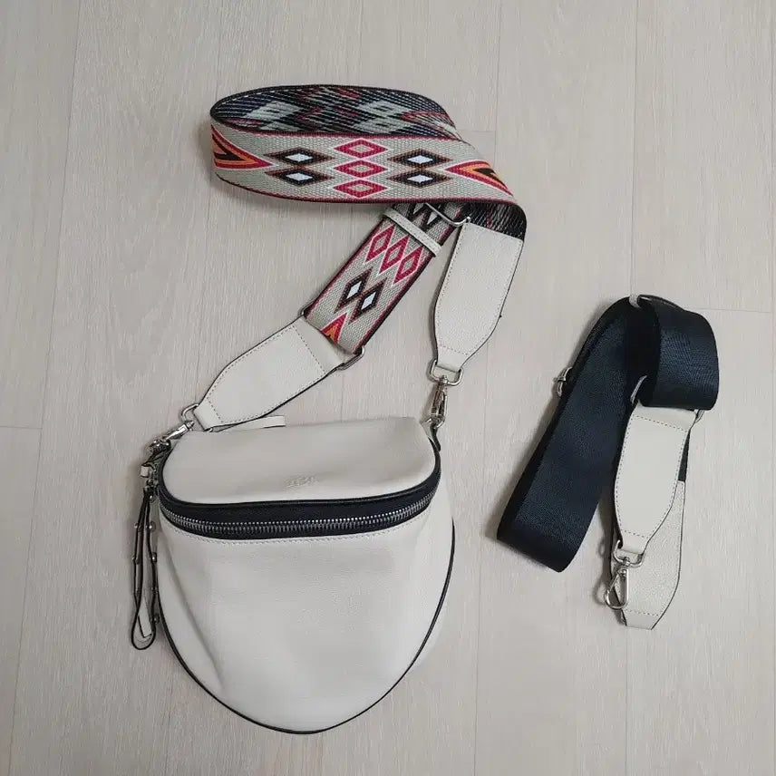 [BUNJANG] Benetton Leather Crossbody Bag / 베네통 가죽 크로스백