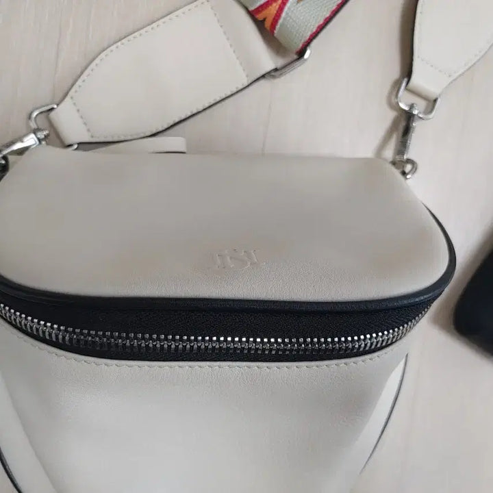 [BUNJANG] Benetton Leather Crossbody Bag / 베네통 가죽 크로스백