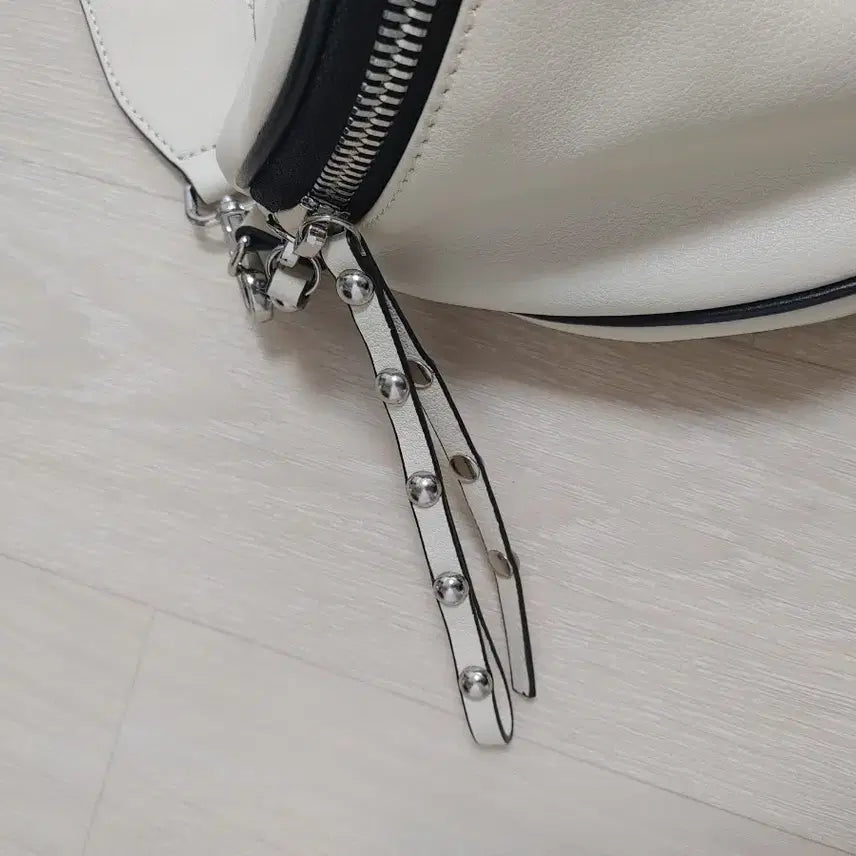 [BUNJANG] Benetton Leather Crossbody Bag / 베네통 가죽 크로스백