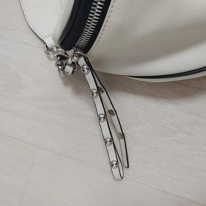 [BUNJANG] Benetton Leather Crossbody Bag / 베네통 가죽 크로스백
