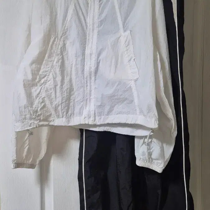 [SOLD OUT] 화이트 바람막이 크롭자켓 + 블랙 조거 팬츠