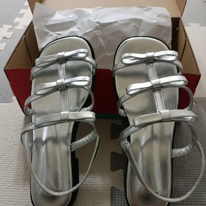 [BUNJANG] Line D Multi Ribbon Enamel Sandals Silver 240 / 라인디 멀티 리본 애나멜 샌들 실버 240