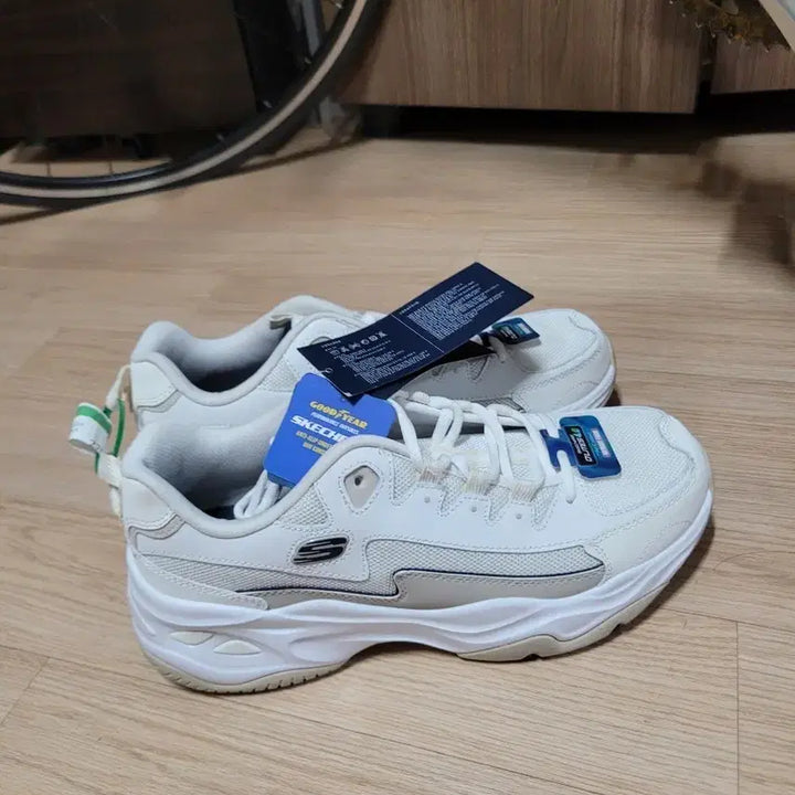 [BUNJANG] Skechers Delight 4.0 White Sneakers / 스케쳐스 딜라이트 4.0 운동화 275 화이트