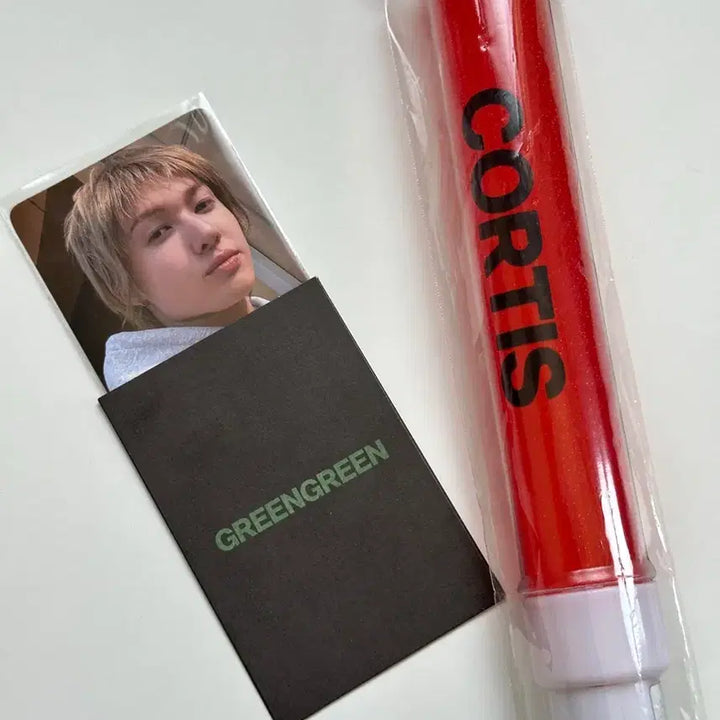 [SOLD OUT] [BUNJANG] Cortis Martin Photocard + Red Red Lightstick Bundle Set / 코르티스 마틴 공방포카 레드레드 응원봉 일괄 양도