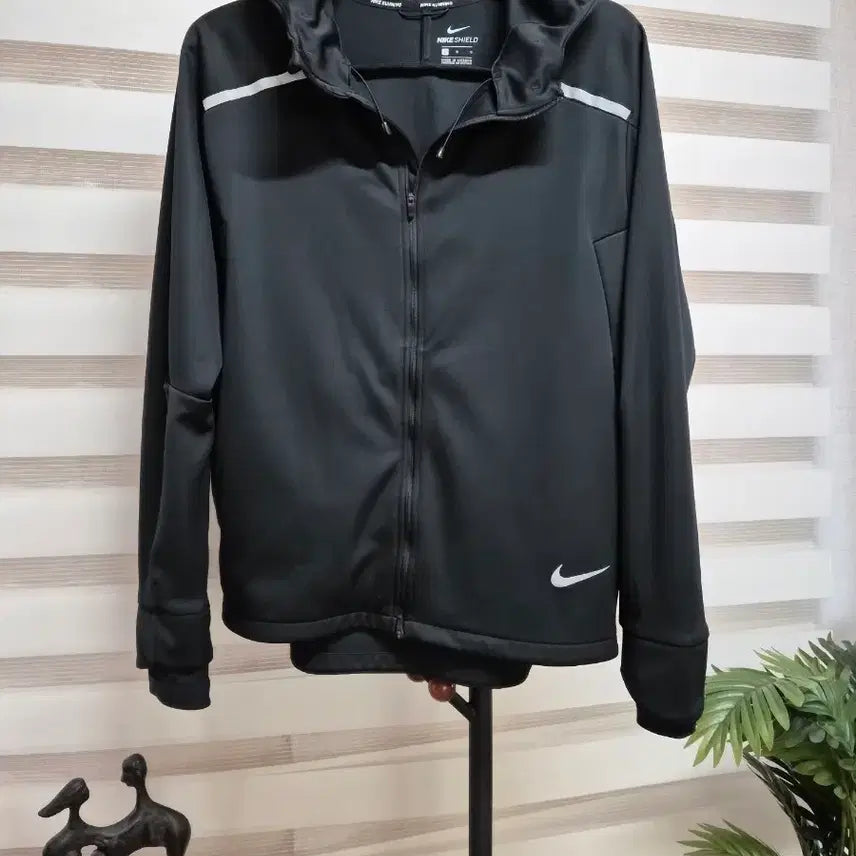 [SOLD OUT] 택포)나이키 블랙 NIKE Shield 후드 집업L