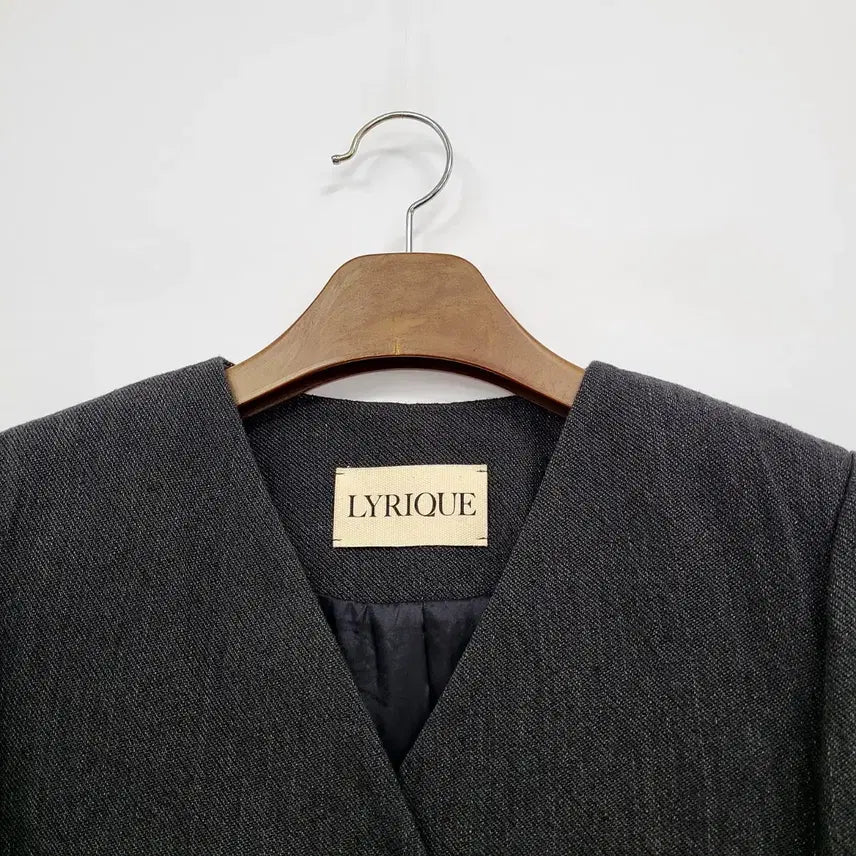 [BUNJANG] LYRIQUE Alice Short Collarless Jacket / LYRIQUE 리리끄 노카라 숏 자켓/새상품/55/앨리스/1098