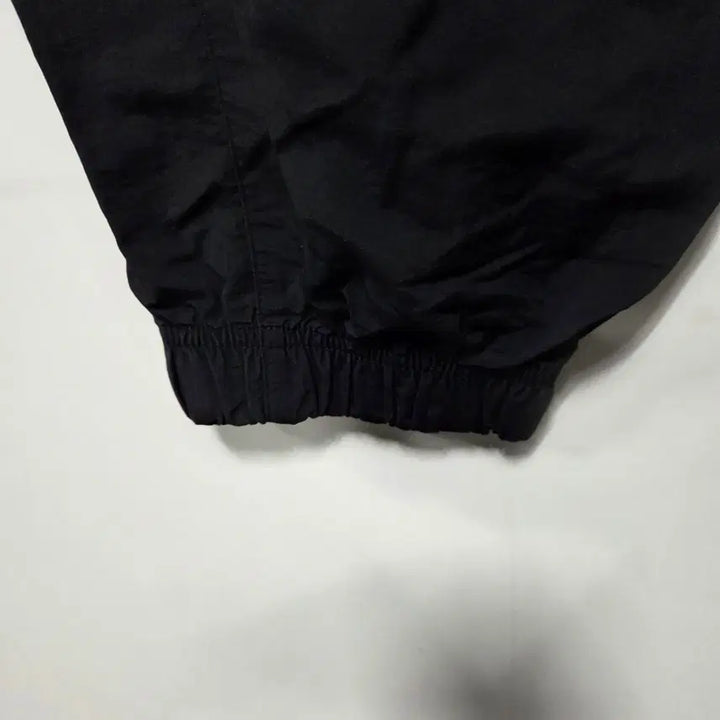 [BUNJANG] Discovery Black Woven Training Pants / 디스커버리 블랙 우븐 트레이닝 팬츠 32 26042413