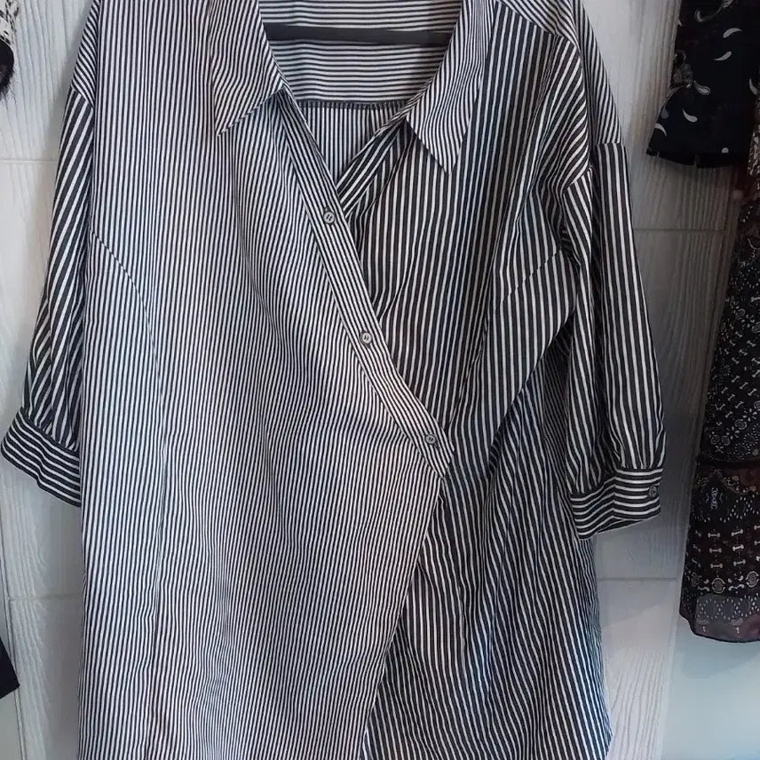 [BUNJANG] Unbalanced Hemline Stripe Blouse / 여66SI언발블라우스