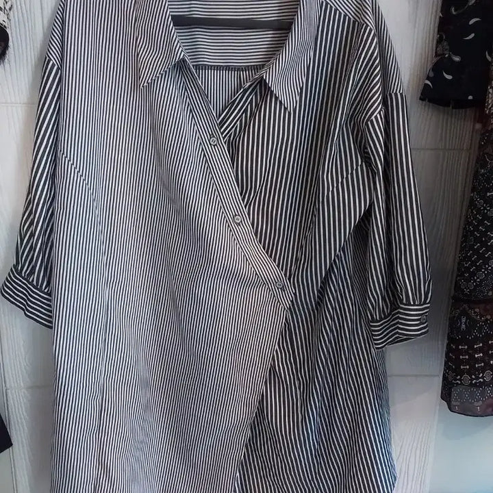 [BUNJANG] Unbalanced Hemline Stripe Blouse / 여66SI언발블라우스