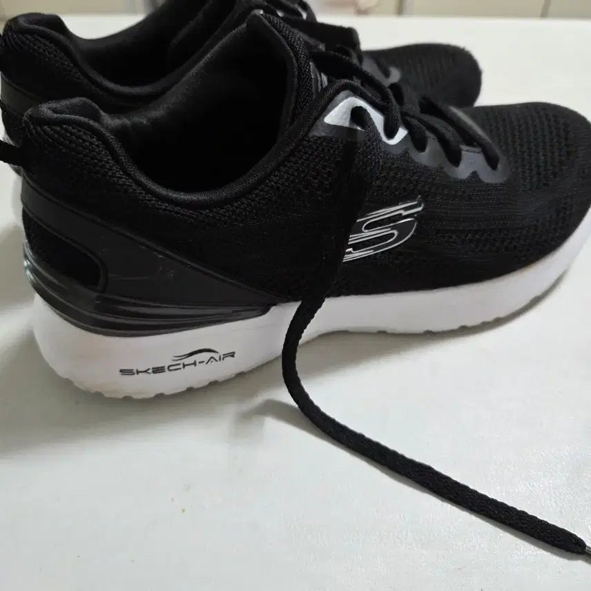 [SOLD OUT] 스케쳐스 운동화 235