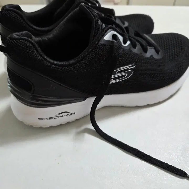 [SOLD OUT] 스케쳐스 운동화 235