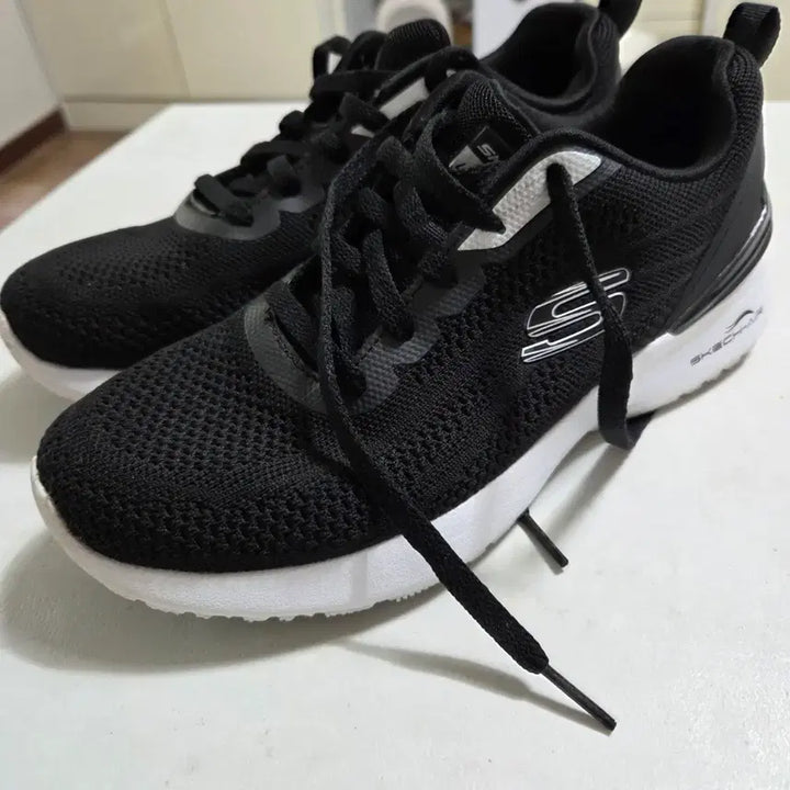 [SOLD OUT] 스케쳐스 운동화 235