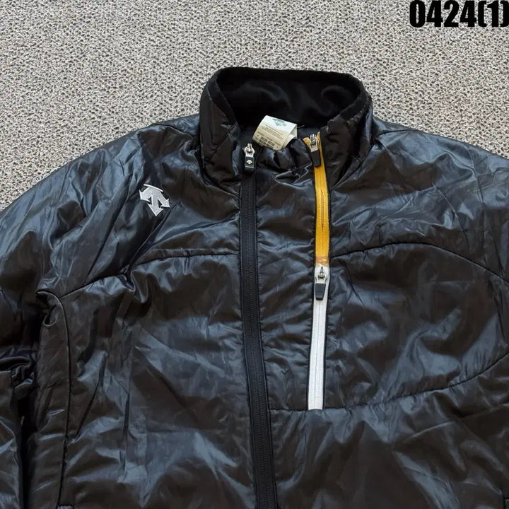 [SOLD OUT] 데상트 블랙 바람막이 점퍼 M