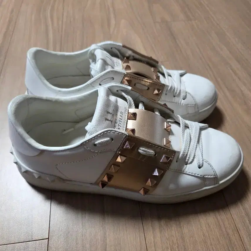 [SOLD OUT] 발렌티노 여성 락스터드 언타이틀 스니커즈  (36.5)