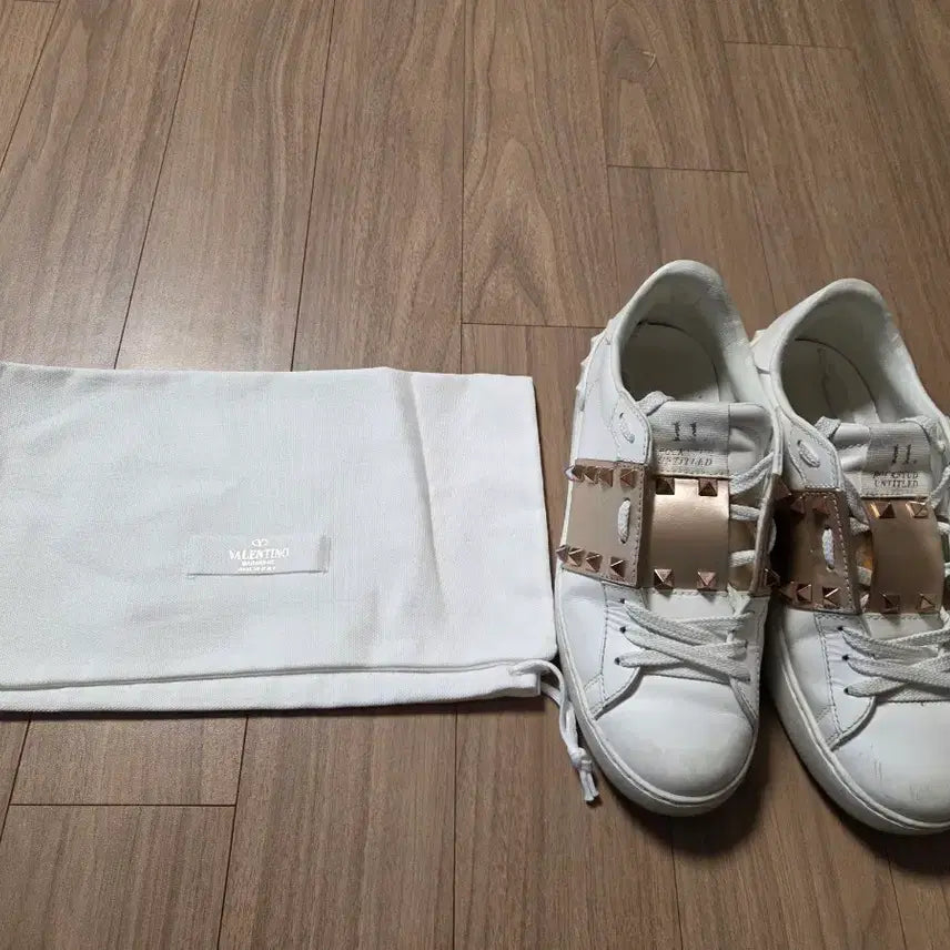 [SOLD OUT] 발렌티노 여성 락스터드 언타이틀 스니커즈  (36.5)