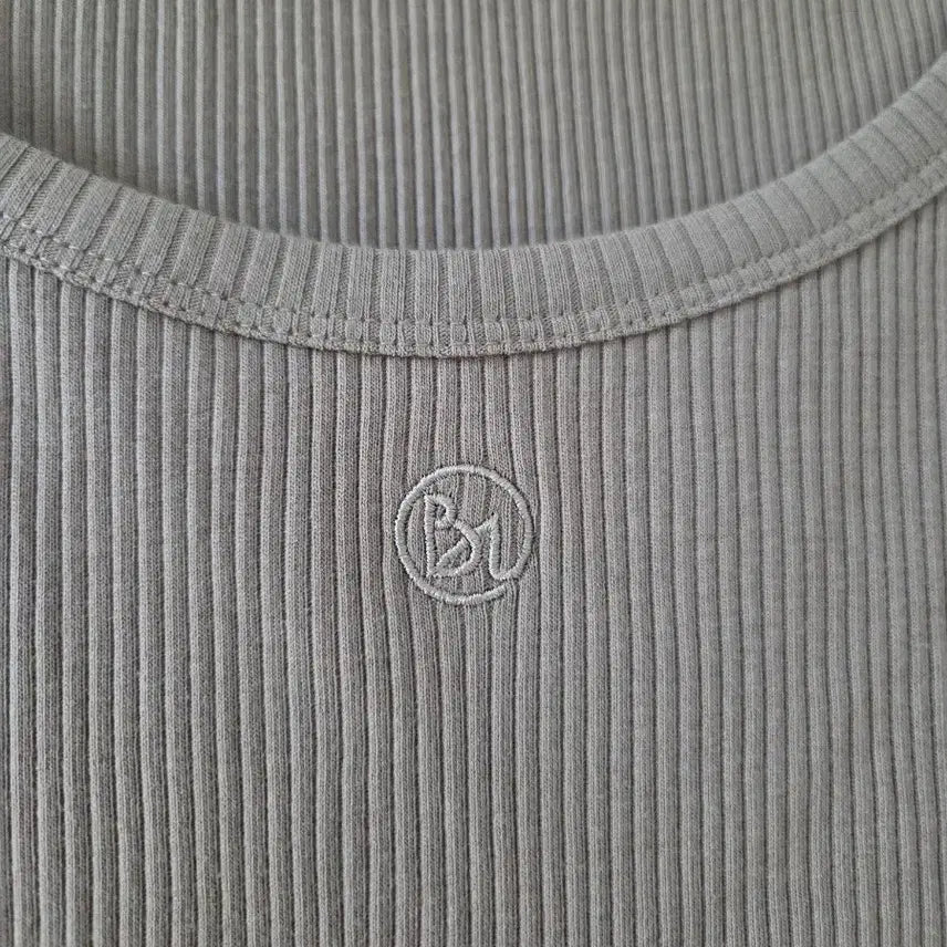 [BUNJANG] The Edge Ribbed Embroidery Sleeveless Top / 더 엣지 골지 자수 나시탑
